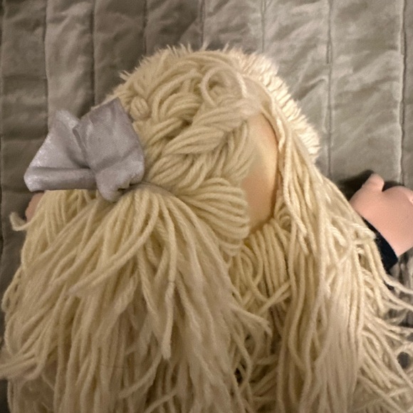 Hasbro Cabbage Patch Doll with Black Outfit and Orange Letter ‘M’ Vintage 1989 - Picture 3 of 8